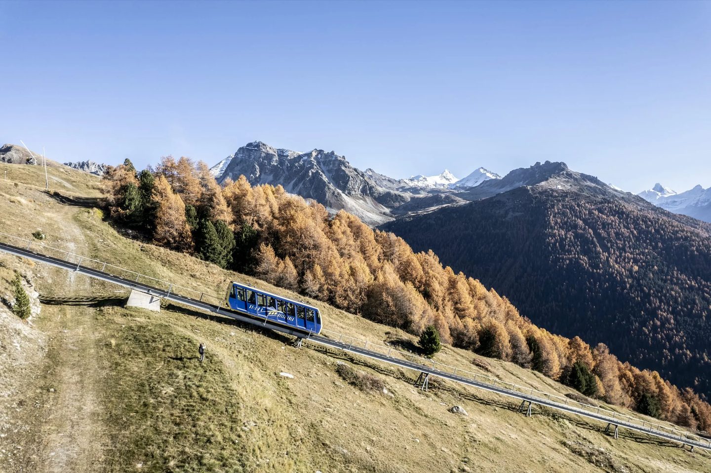 La rame du funiculaire St-Luc – Tignousa en montée, au milieu des mélèzes dorés de l’automne
