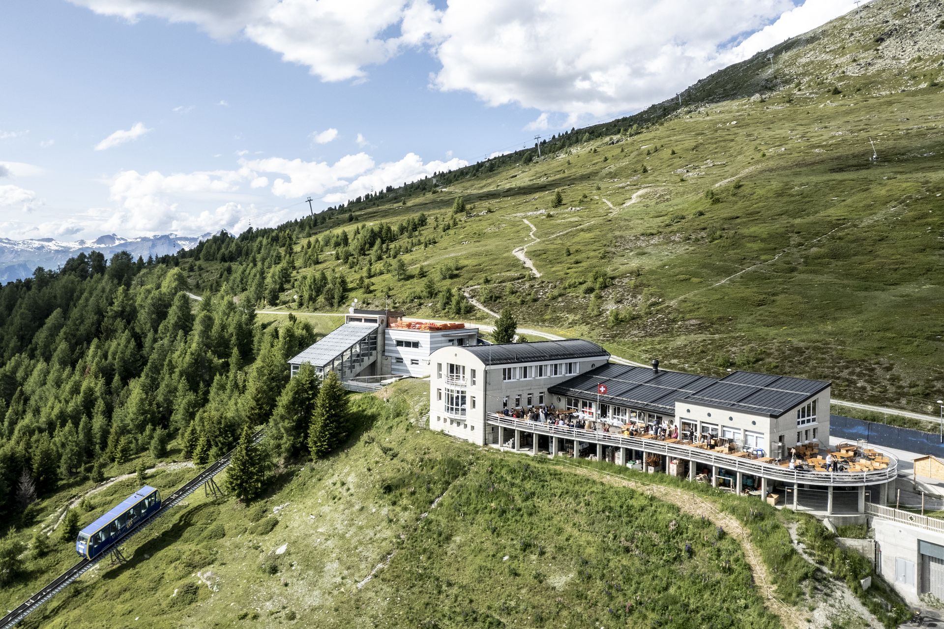 Le restaurant d’altitude de Tignousa et sa terrasse en été, à l’arrivée du funiculaire