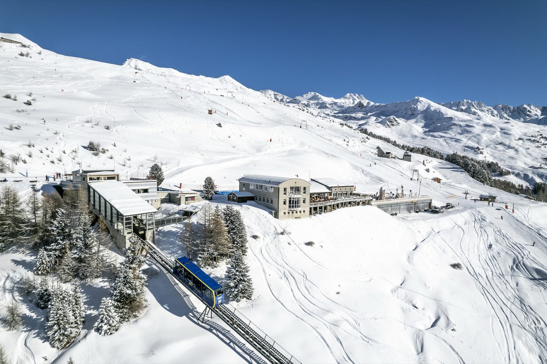 Vue aérienne de la station d’arrivée du funiculaire à Tignousa, sous la neige